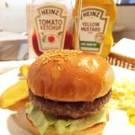 「THIS IS THE BURGER （国分寺店）」あらびき肉を使ったステーキのようなジューシーなパテがすごい！