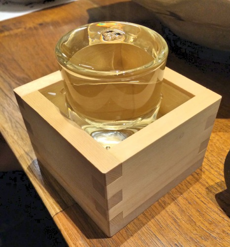 日本酒をグラスと升に入れてなみなみと注がれる もっきり の飲み方はコレ