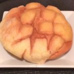 東京虎ノ門「R&a」の「プレーンメロンパン」　バターと卵が香る、外はサクサク、中はふわふわのメロンパン