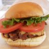 「SHAKE SHACK（東京国際フォーラム店）」ニューヨーカー愛用の肉厚＆牛肉がぎゅーっと詰まったしっかりパテのハンバーガー